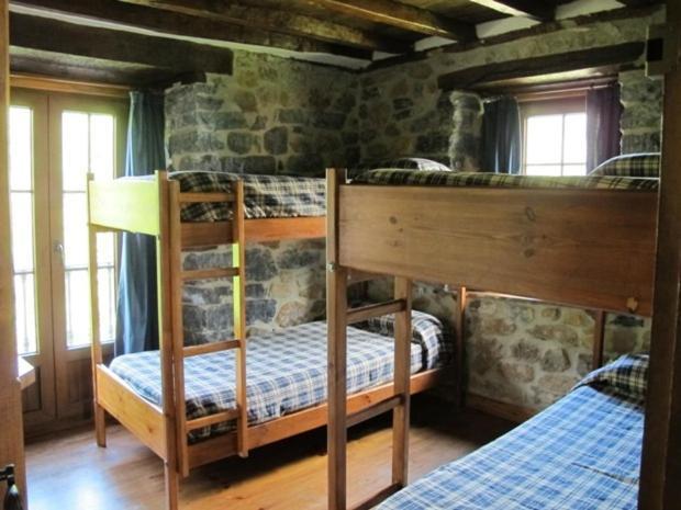 Albergue Turistico Valdebaro Camaleno Bilik gambar